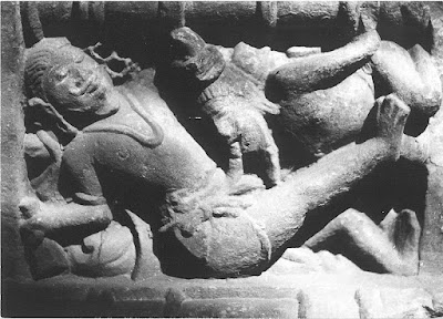 No templo Lakshmana em Khajuraho (954 EC), um homem recebe felação de outro homem como parte de uma cena orgiástica