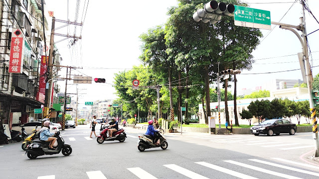 租- AK5194大觀篤行路口角間店面附車               特色說明1. 屋況佳、輕鬆整理，立即開店  2. 廉租店面、生意好做，搶手物件 3. 邊間角店，門邊可停車、不擋門面 4. 大觀路、篤行路、金門街，住宅稠密