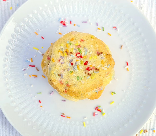 Konfetti Plätzchen: Rezept für fröhlich-bunte Kekse mit Streuseln - nicht nur zum Fasching. Wenige Zutaten und kinderleichte Zubereitung, bei der Ihr die Plätzchen einfach von der Rolle schneidet!