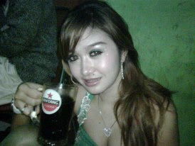 Tante Girang Lagi Minum Bir