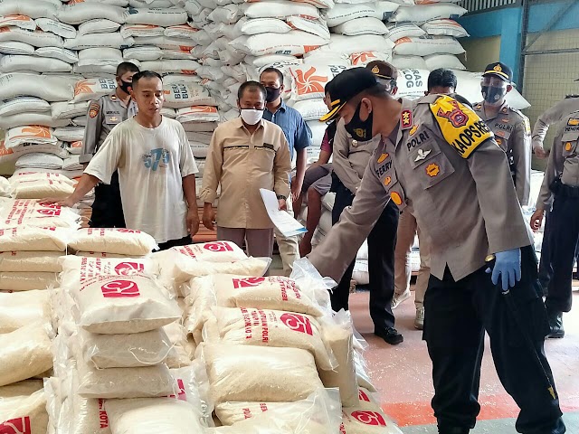 Kapolres Solok Kota Kembali Bagikan Sembako Tahap III Untuk Warga Kurang Mampu 