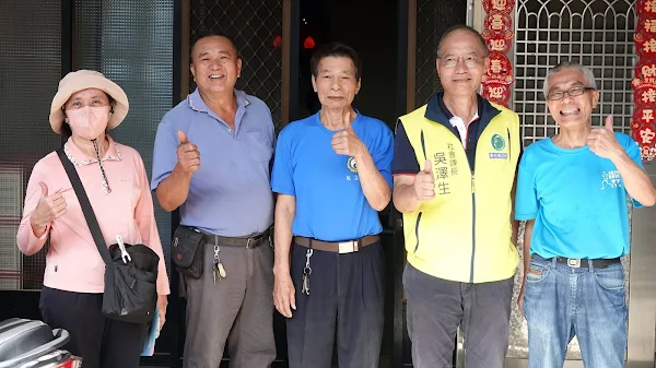 ▲許先生感謝彰化市公所與笁樂種子基金公益協會幫忙免費到府安裝扶手。（記者林明佑攝）