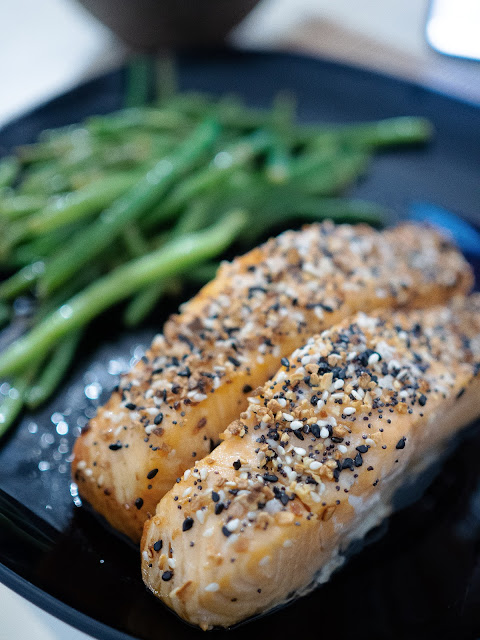 air fryer salmon and vegetables: Photo by Yoav Aziz on Unsplash