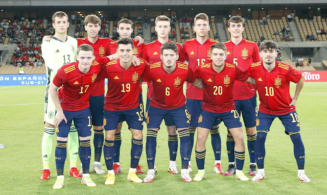 📸SELECCIÓN DE ESPAÑA SUB 21 📆12 septiembre 2021 ⬆️Julen Agirrezabala, Juan Miranda, Abel Ruiz, Beñat Turrientes, José Fontán, Alejandro Francés. ⬇️Sergio Gómez, Gaspar, Unai Vencedor, Sergio Carreira, Rodri Sánchez. SELECCIÓN DE ESPAÑA SUB 21 3 🆚 SELECCIÓN DE IRLANDA DEL NORTE SUB 21 0. Martes 12/09/2021, 20:45 horas. Campeonato Europeo de Selecciones Sub 21, fase de clasificación, grupo C, jornada 4. Sevilla, España, estadio de La Cartuja: 2.500 espectadores. GOLES: ⚽1-0; 26’, Sergio Gómez de penalti. ⚽2-0: 32’, Sergio Gómez. ⚽3-0: 56’, Abel Ruiz.