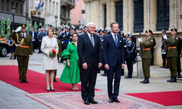 Grand Duchess Maria Teresa wore a green Taffeta belted dress by Carolina Herrera. Frank-Walter Steinmeier and Elke Büdenbender