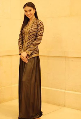 Foto Baju Kebaya Kartini Klasik Raline Shah Artis Cantik Simpel dan Anggun 