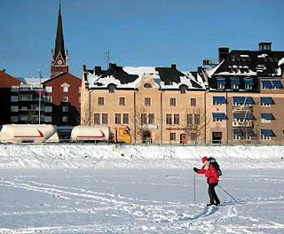 I Luleå är det alltid nära till skidterrängen. Dam svischar förbi domkyrkan.