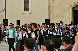 progetto Ballo Sardo-  Alcune foto dello spettacolo Ballus e Cantus in Piazza Marconi a San Gavino - scuola primaria di via Fermi