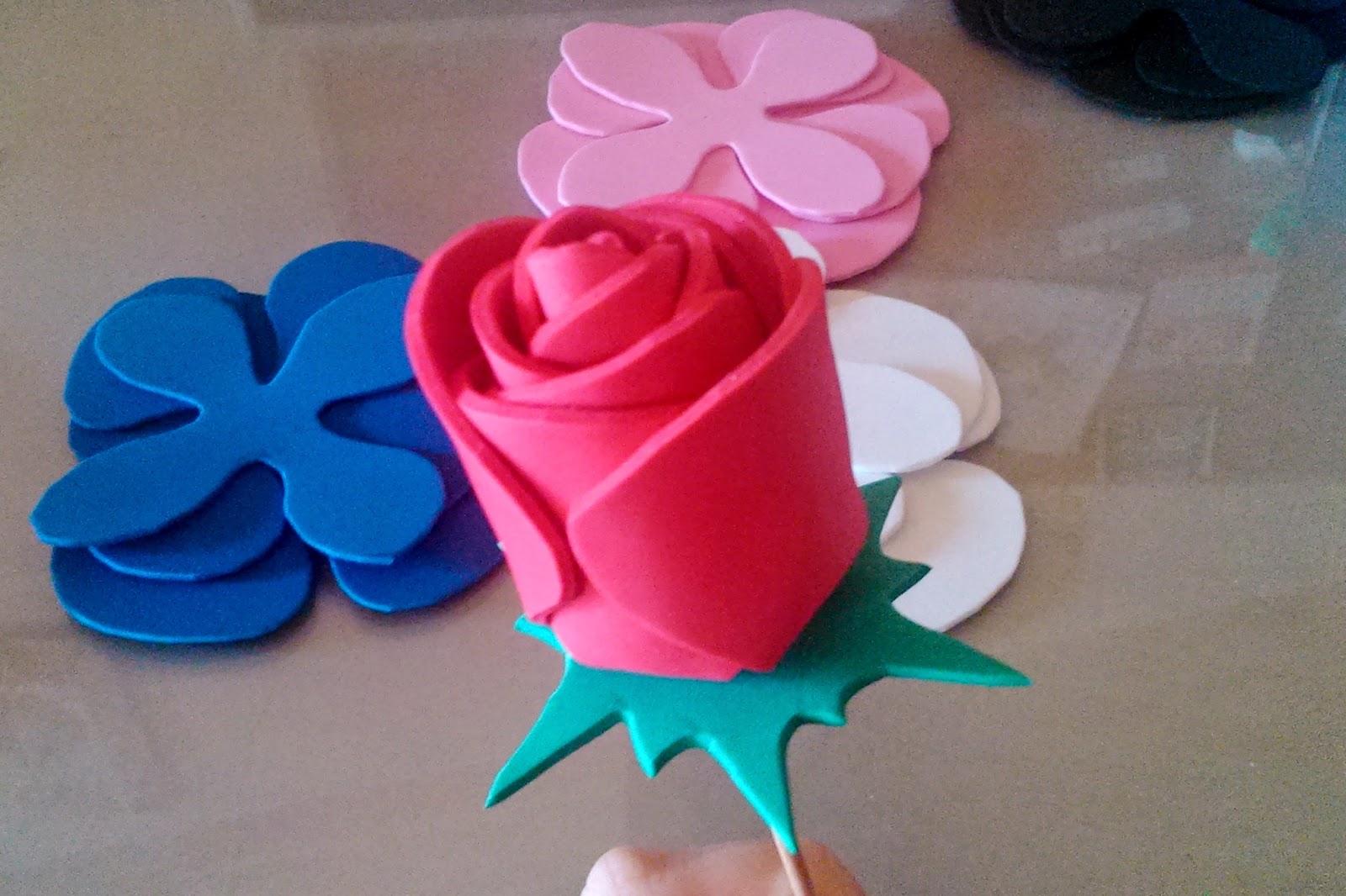 DIY Realiza flores con goma eva