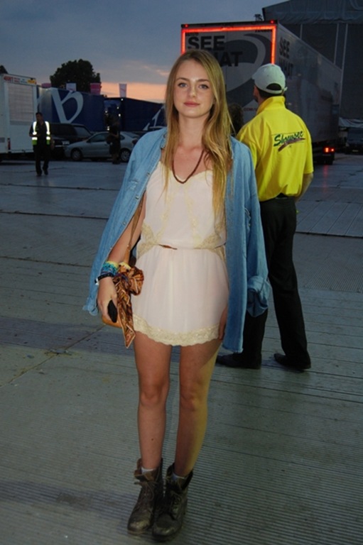 The ultimate cool girl- a simple necklace teamed with denim can never go wrong.