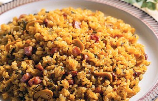 Arroz con salsa de soja y champiñones