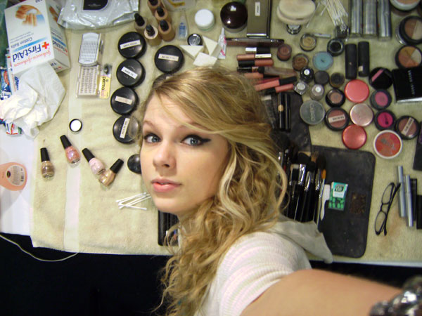 taylor swift eyeliner. Here Taylor Swift has the