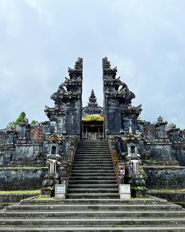 Destinasi wisata Pura Besakih Bali: Peninggalan Megalitikum Tertua di Bali