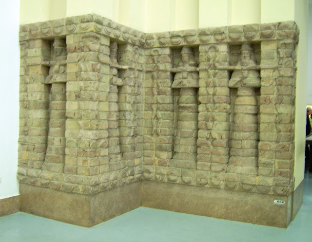 Рельеф на фасаде храма Инанны в Караиндаше из Урука. Пергамский музей