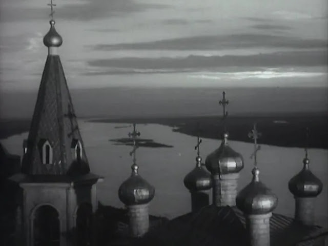 монохромный кадр с изображением главок церкви на фоне реки