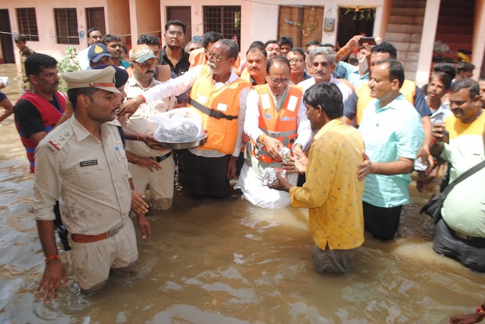    मुख्यमंत्री श्री चौहान ने बाढ़ प्रभावित परिवारों का ढांढस बंधाया मुख्यमंत्री श्री चौहान ने मोटरबोट से पहुंचकर कमर तक पानी में खड़े होकर पीड़ितों से संवाद किया