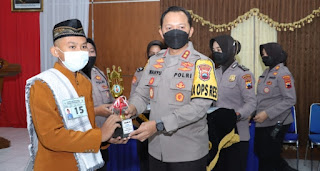 Kapolres Serahkan Piala dan Piagam Pemenang Lomba Santri Cilik Polres Sukoharjo 2022