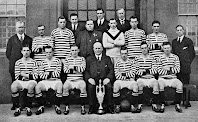 QUEEN'S PARK FOOTBALL CLUB - Glasgow, ESCOCIA, Reino Unido - Temporada 1917-18 - J. Nelson, J. Ward y J. Strang (secretario); J. Nutt (entrenador), W. Aitken, D. M. Inglis, F. Wilson (asistente entrenador), H. Duncan, A. Ford, H. Hillhouse y R. Young; K. Mackenzie, R. M. Morton, A. Cowan, P. White (presidente), A. I. Morton, H. Paton y A. Stevenson - Subcampeones en 1917 de la Charity Cup