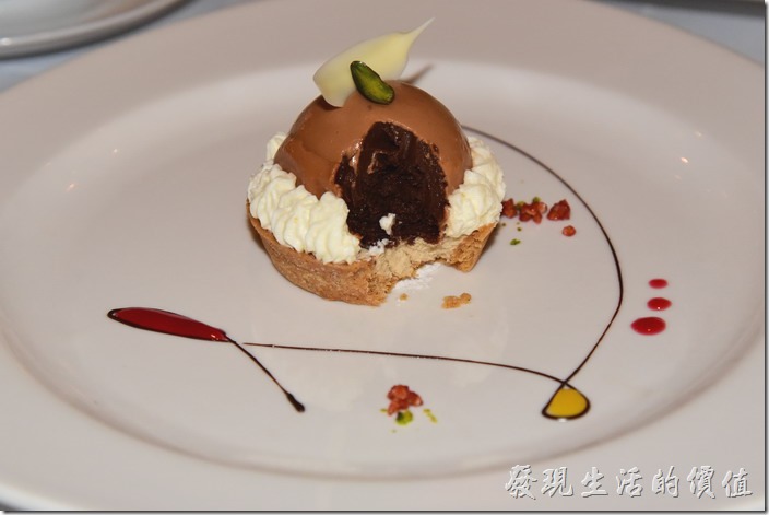 台南-轉角餐廳龍蝦餐廳。甜點，琥珀小蛋糕。一挖開後裡頭冒出了巧克力熔岩，沾著乓邊的蔓越莓醬一起吃，還可以感覺到酒香。