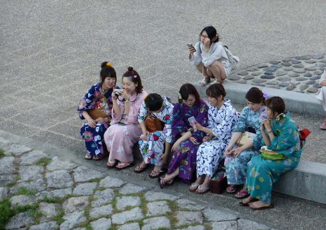 Muchachas en kimono en el río de Kioto