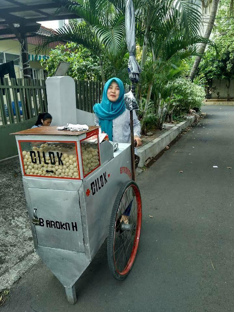 Penjual Cilok Cantik di Tebet Ini Viral di Media Sosial, Jomblo Merapat!