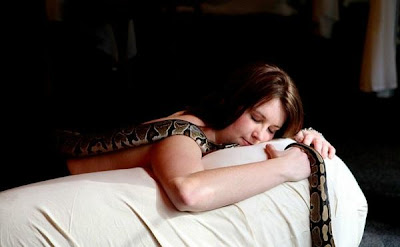 Weired_Stress_Relieving_Snake_ Massage_Therapy_spa