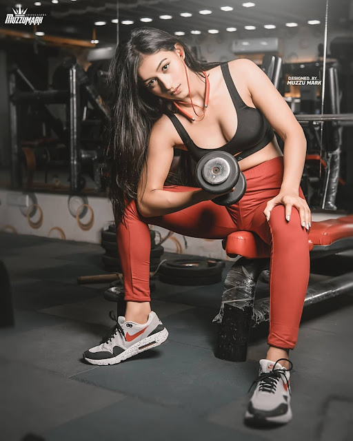 Pic of Fitness Model Anjali Kapoor Lifting Dumbell