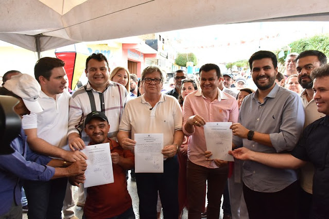 João Azevêdo visita obra da PB-356, entrega ambulância, assina ordens para construção de escola, quadra esportiva e creche em Tavares