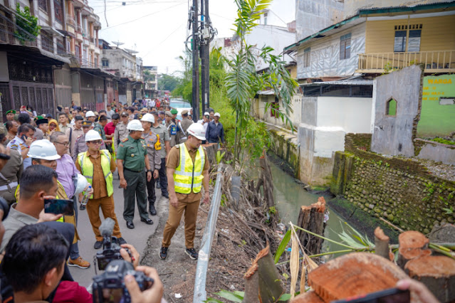 Percepatan Pengendalian Banjir, Pemko Medan Perlebar Parit di Kelurahan Pandau Hulu II