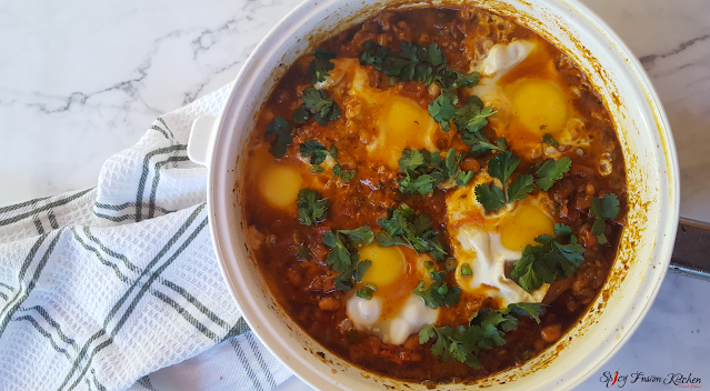 shakshuka, shakshuka recipe, brunch recipe, breakfast recipe, breakfast, brunch, eggs, tomato based, North African cuisine, Middle Eastern cuisine, spicy food, food, food blog, food blogger, food photography, baked beans, sausage, pinterest food, spicy fusion kitchen, botswana