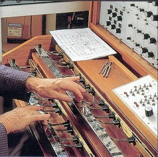 Oskar Sala interpretando una pieza con el doble control manual del mixturtrautonium transistorizado