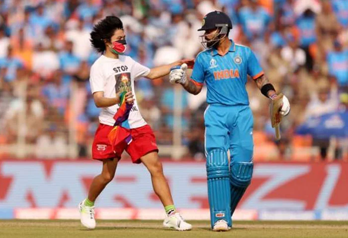 World Cup, Cricket, Palestine, Viral, Pitch, Israel, Virat Kohli, Social Media, Ground, Ahmadabad, Sports, World Cup final: Man wearing 'Free Palestine' t-shirt invades pitch.