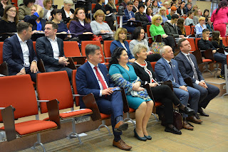 Zdjęcie uczestników konferencji siedzących w auli