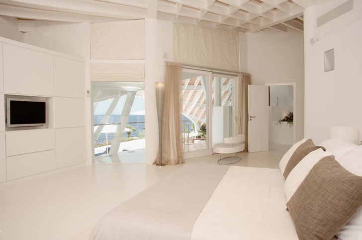 Modern bedroom in Mediterranean villa in Mallorca by Alberto Rubio