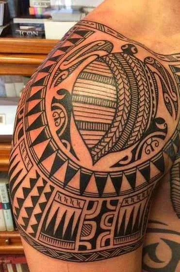 Tatuaje Maori de tortuga en el brazo