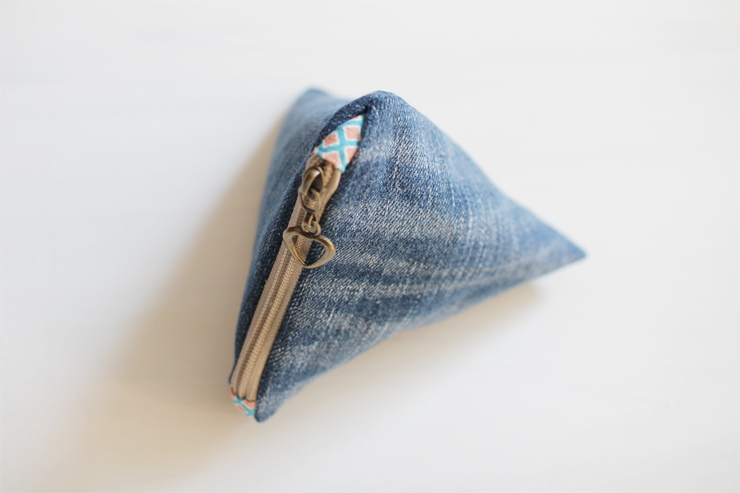 Make an easy denim triangle pouch. DIY tutorial in pictures.