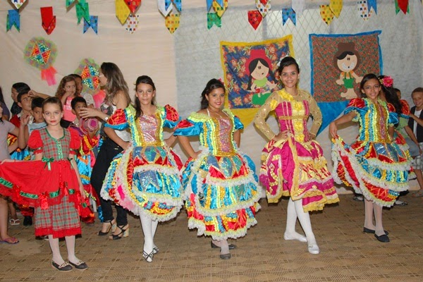 Buscando manter viva a tradição do São João, Escola Raimunda Barreto promove grande festa junina.