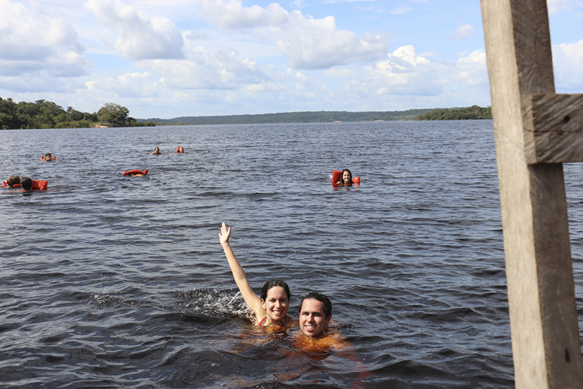 nadando no Rio Negro