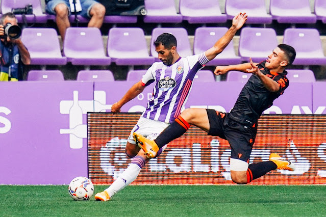 Javi Moyano centra con la oposición de Ander Barrenetxea. REAL VALLADOLID C. F. 1 REAL SOCIEDAD DE FÚTBOL DE SAN SEBASTIÁN 1. 13/09/2020. Campeonato de Liga de 1ª División, jornada 1. Valladolid, estadio José Zorrilla.