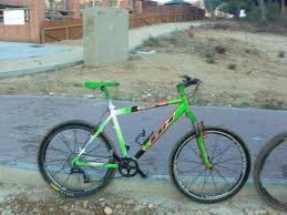 Esta bicicleta de monta�a tuning es de color verde y ofrece unas ruedas tuning, sill�n verde