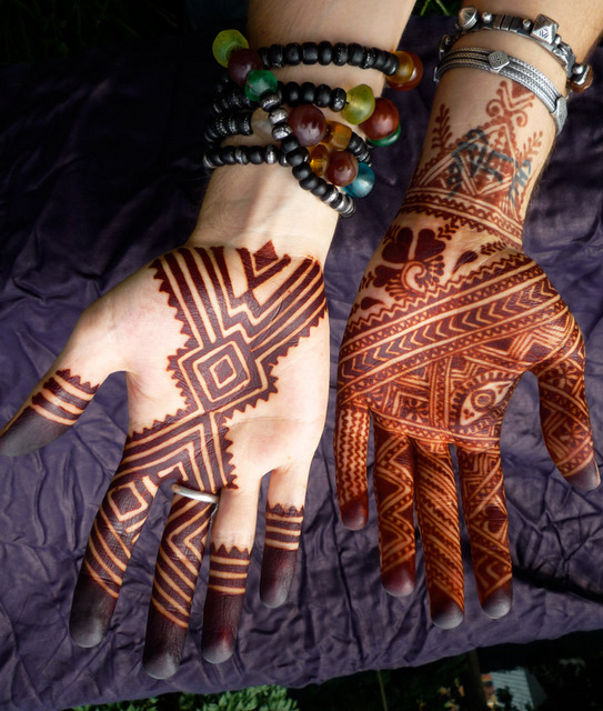 Tampil Cantik dengan Henna 