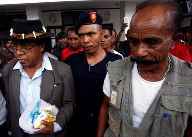 Embaixada E.U.A. – Dili, Timor-Leste: Atenção cidadãos Norte-Americanos: Fontes confirmaram à Embaixada que o líder do Concelho Revolucionário Maubere (CRM), Mauk Moruk (Paulino Gama), foi morto hoje (08.08). Há muitas pessoas e muita policia nas ruas. Para mais informações e para se manterem informados sobre assuntos relativos à segurança em Timor-Leste, por favor visitem o nosso sitio na internet.