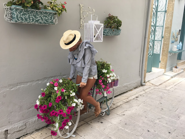 Off shoulder top, off sholder top with stripes, proenza shouler shoulder bag, how to wear shorts when you in your 30s, kako nositi sorc kada imate 30 godina, kako nositi sorc i izgledati klasicno, best toronto fashion blogger, best toronto blogger outfit, najbolje blogerke, kako blogerke nose sorc