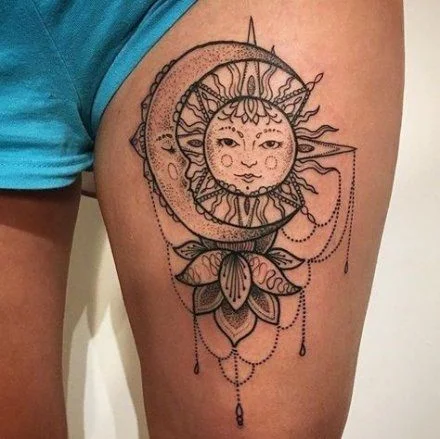 Tatuaje de sol y luna para mujer en las piernas