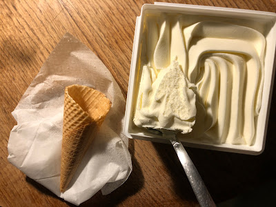 アイスクリームコーンとバニラジェラート