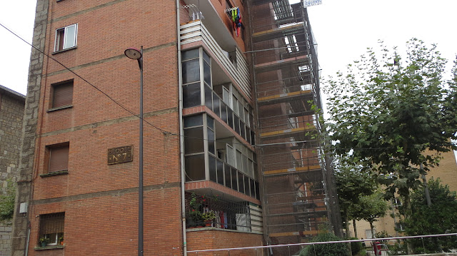 Obra en la fachada de un edificio de viviendas en Cruces