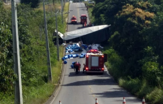 Carreta com produtos químicos tomba e interdita estrada no RN; carga vazou e chegou a rio