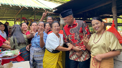 VDB Diserbu Lansia dan Emak-emak Foto Bareng di Hajatan Dewan Golkar: Menang ya Nak