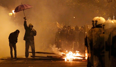 Ο στρατός των κουκουλοφόρων στηρίζει την τρόικα