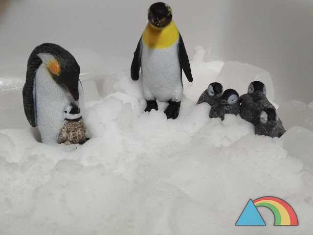 Actividad de invierno: Bandeja con bicarbonato sódico y familia de pingüinos de plástico